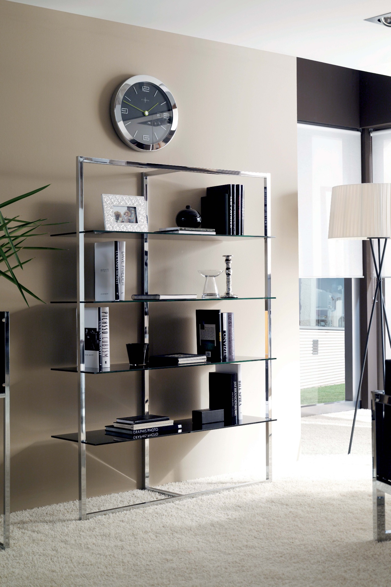 Estantería cromada con baldas oscuras de la Línea Grid para interiorismo premium