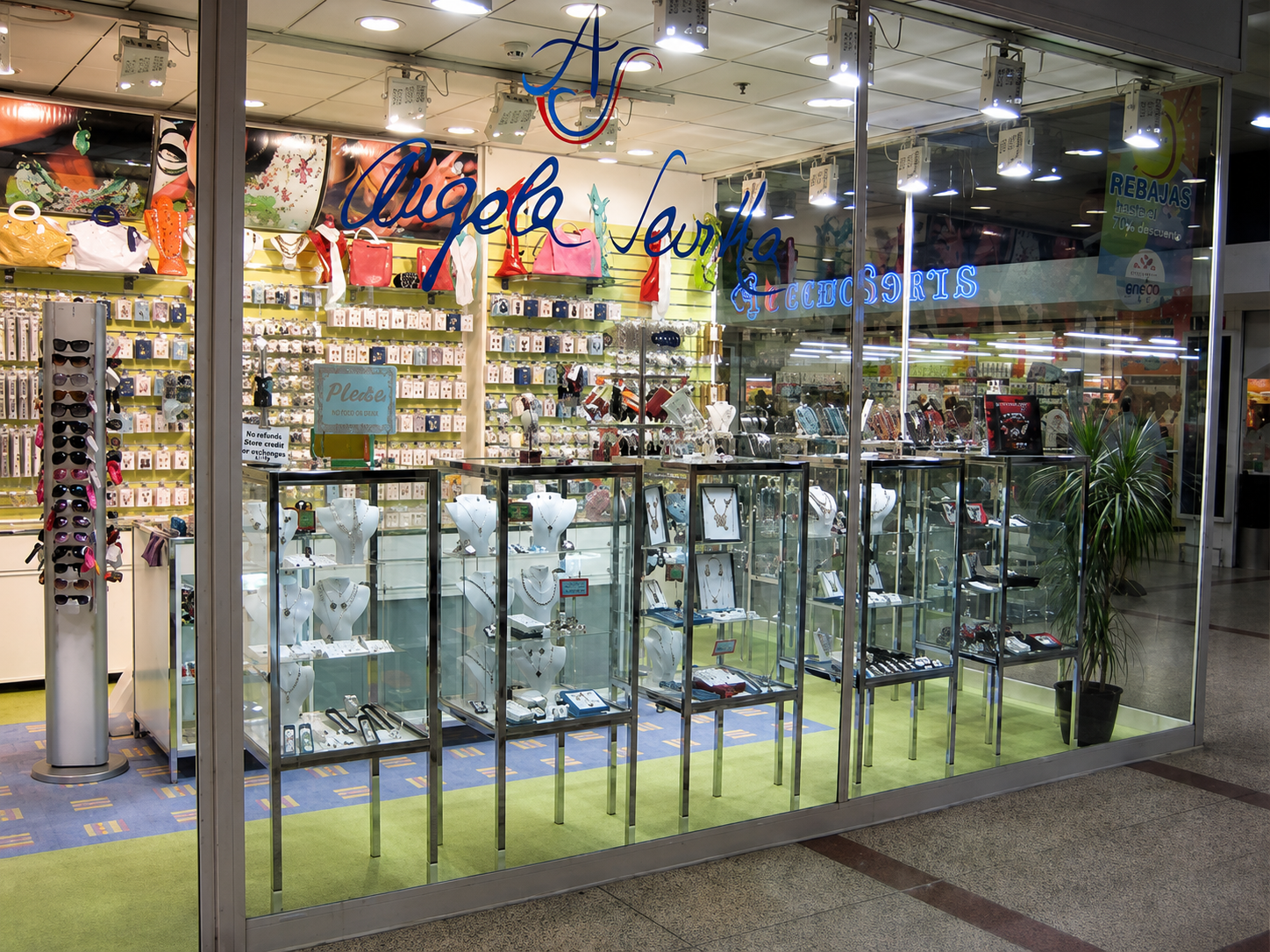 Escaparate comercial con equipamiento metálico para retail