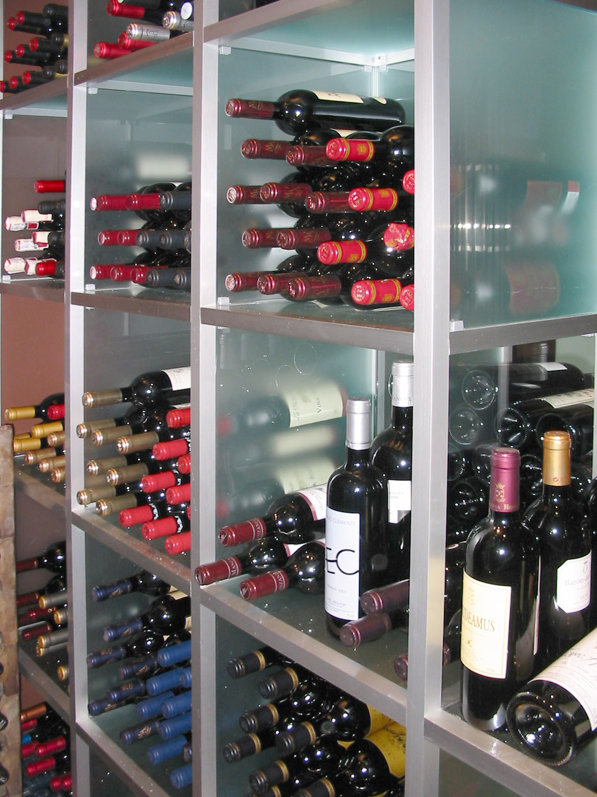 Botellero metálico con cristal para almacenamiento de vinos en restaurante y hostelería