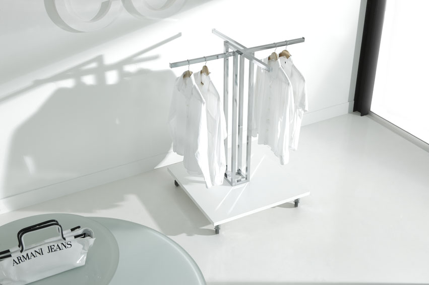 expositor metálico con cristal y madera para boutique