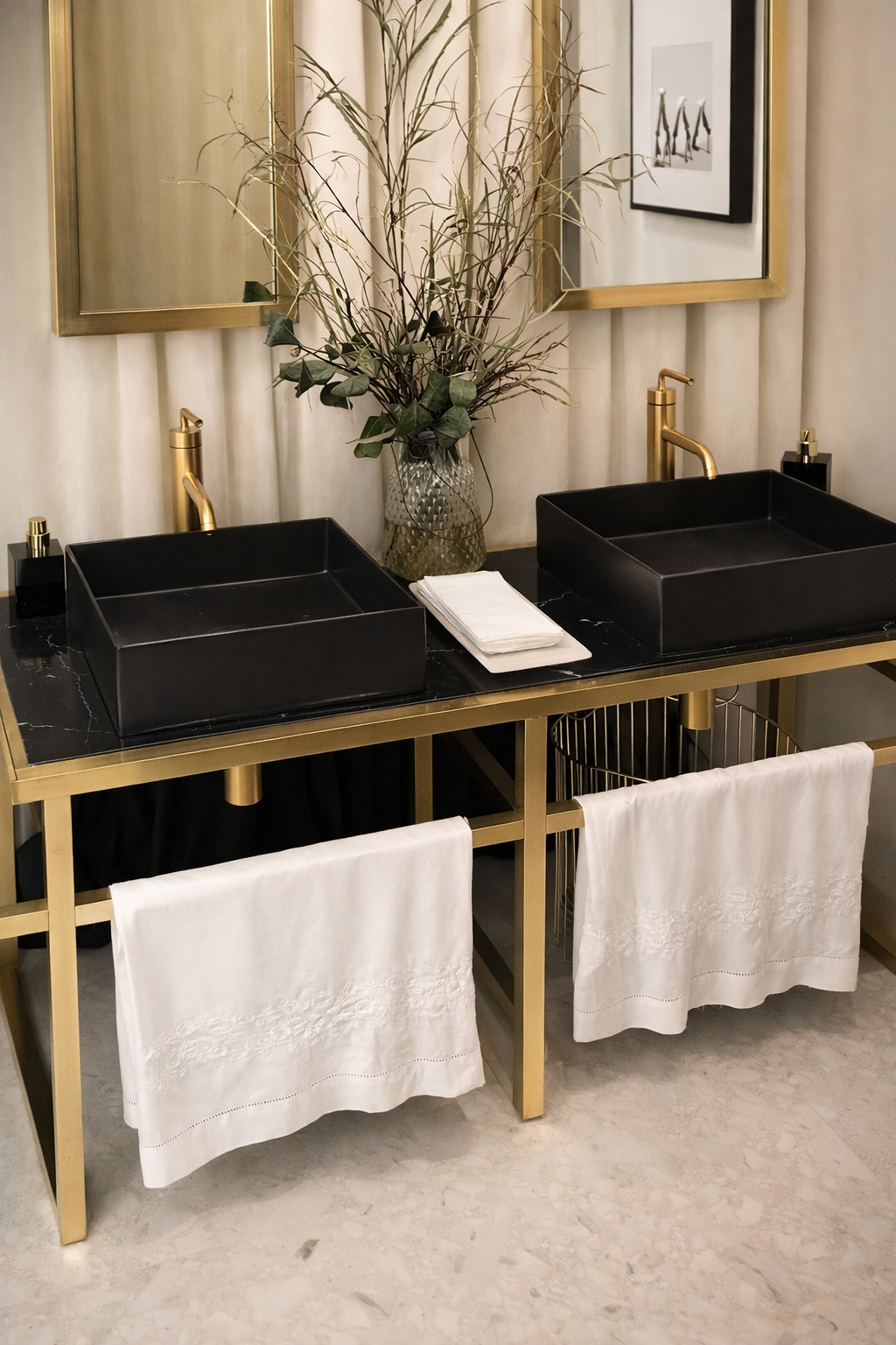 Estructura metálica dorada para lavabo de FRAME BATH