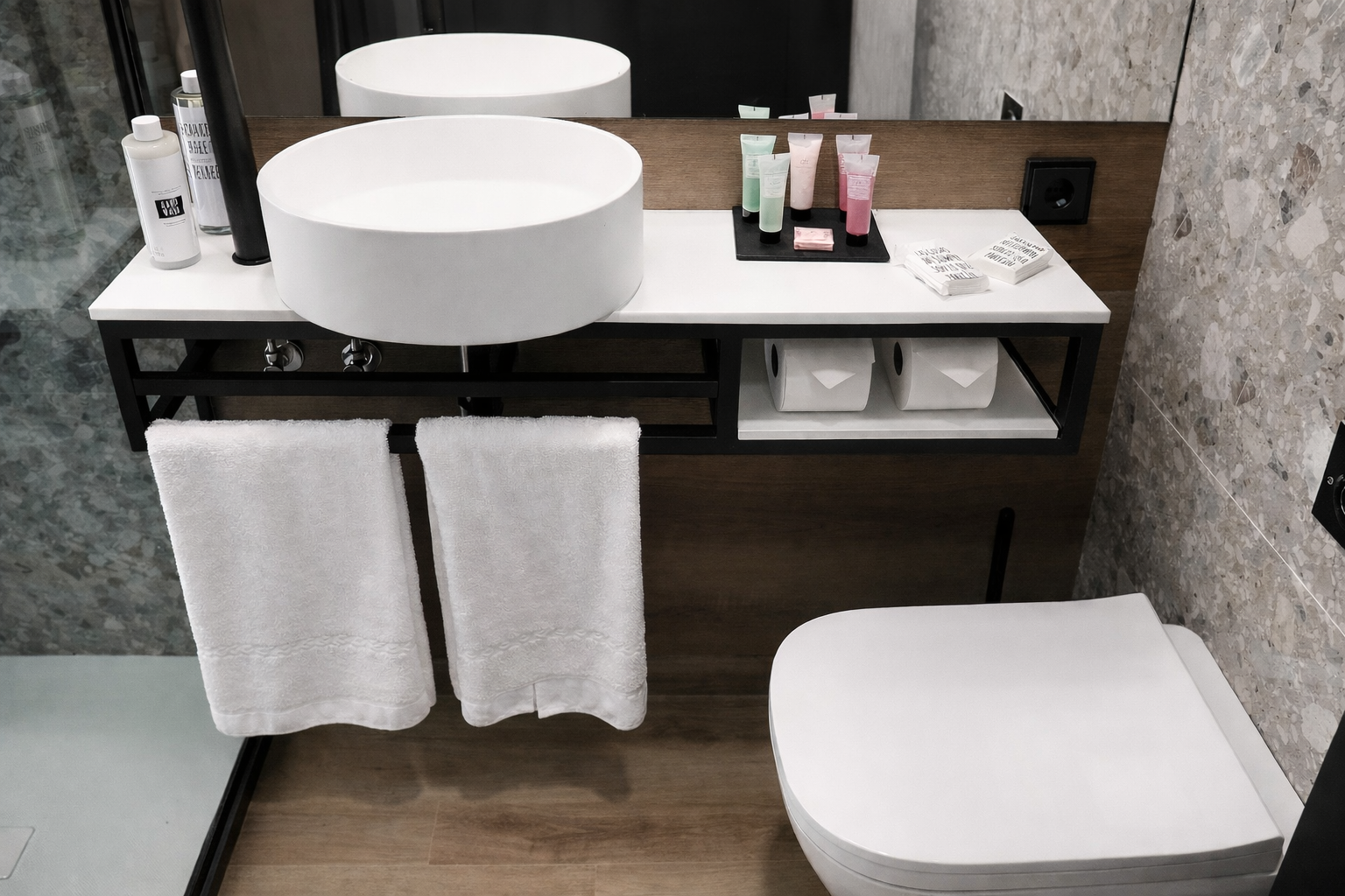 mueble auxiliar metálico para baño contract con repisa y toalleros integrados