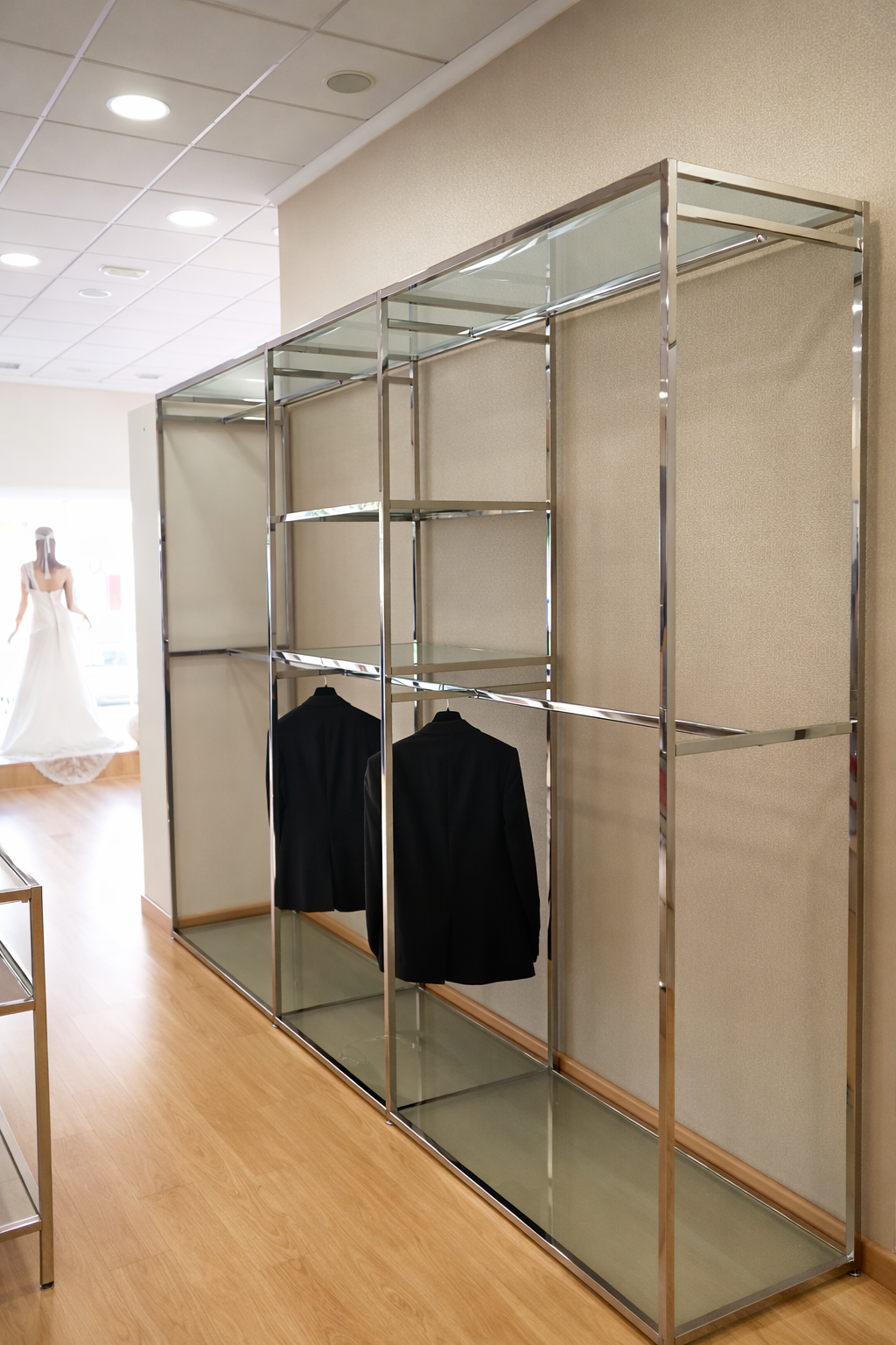 estructura cromada para equipamiento retail en perspectiva